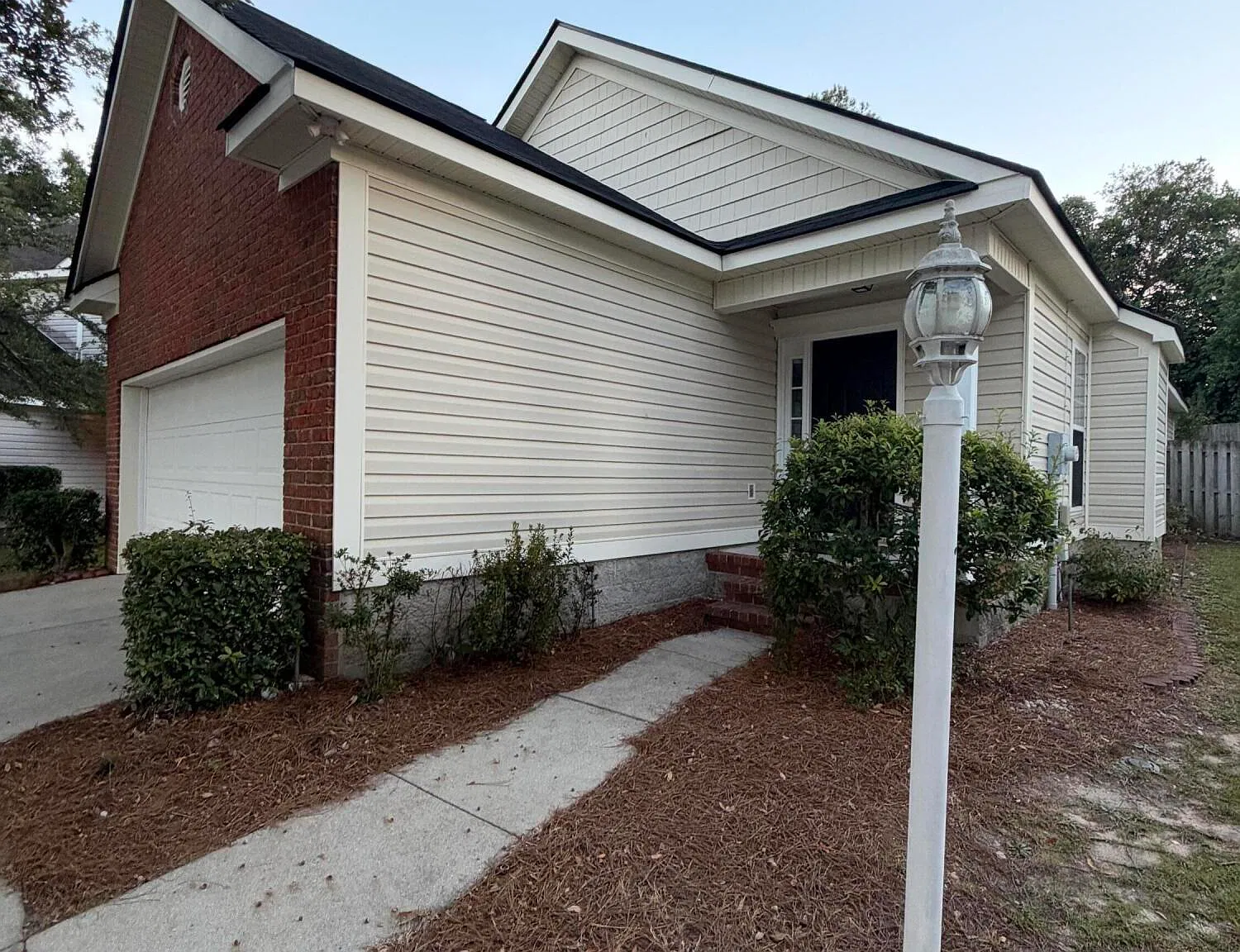 3 bed, 2.0 bath, 1351 sqft, $1,900 — Photo 3