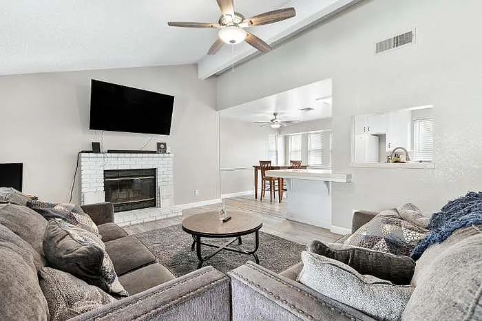 6205 N Barcus Ave — Photo 5