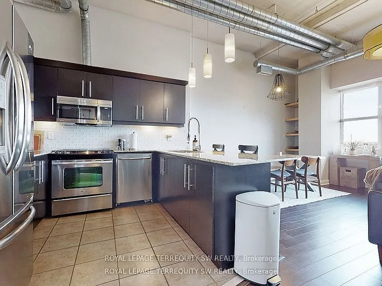 700 King St W #1101 — Photo 17