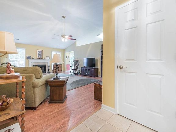 3rd image of 1603 Towne Cv