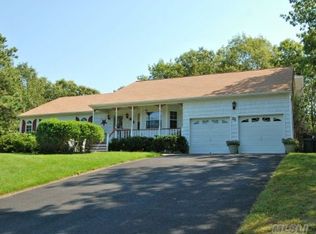 25 Diane Dr, Manorville, NY 11949