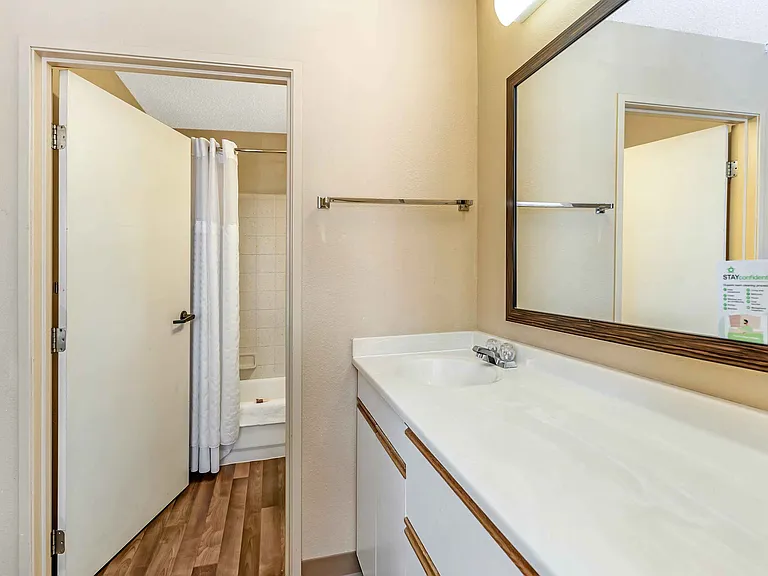 Deluxe Studio - 1 King Bed