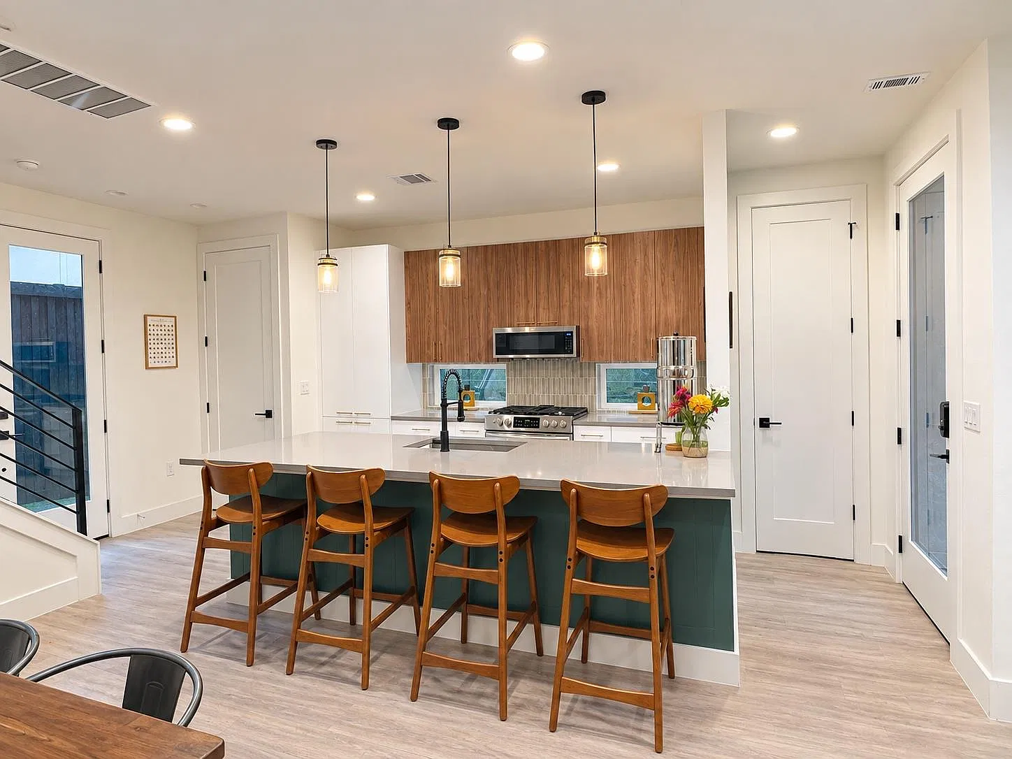 2 bed, 2.5 bath, 1136 sqft, $3,300 — Photo 2