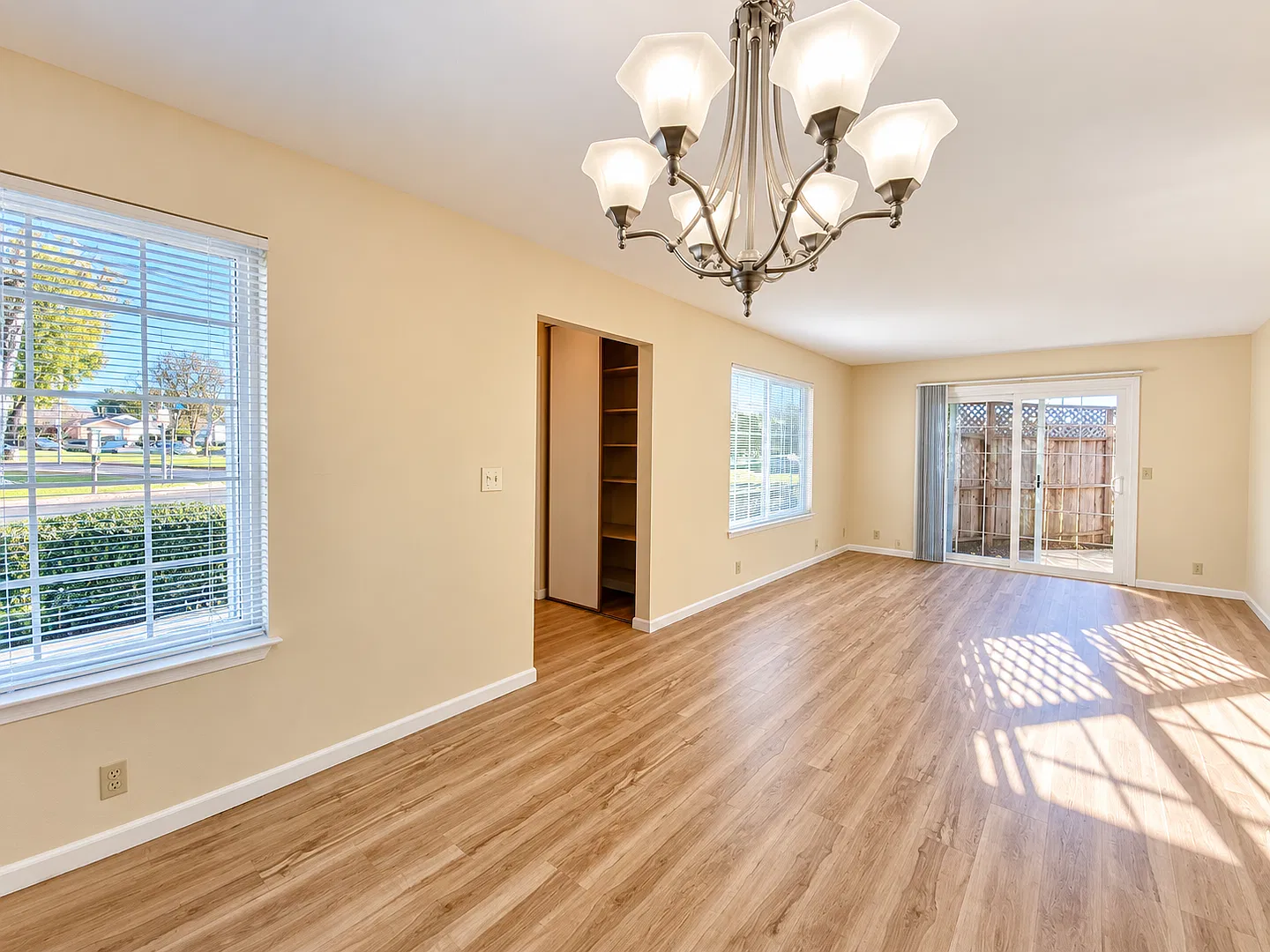 Charming 2-Bedroom Townhome for Rent w/Yard & 2-car Garage! - Union City — Photo 3