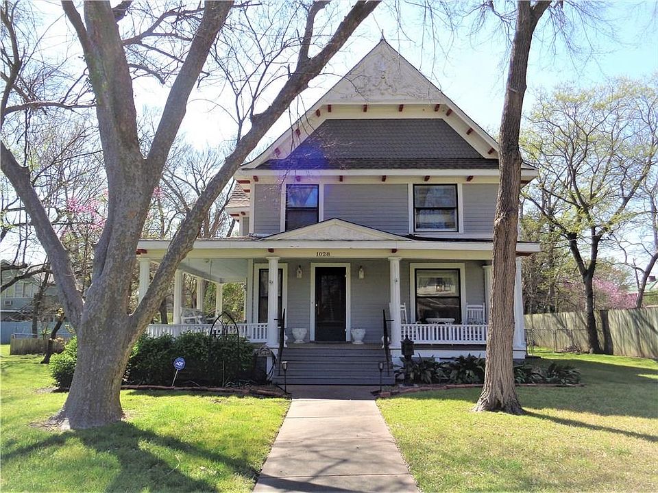 1st image of 1028 S Travis St