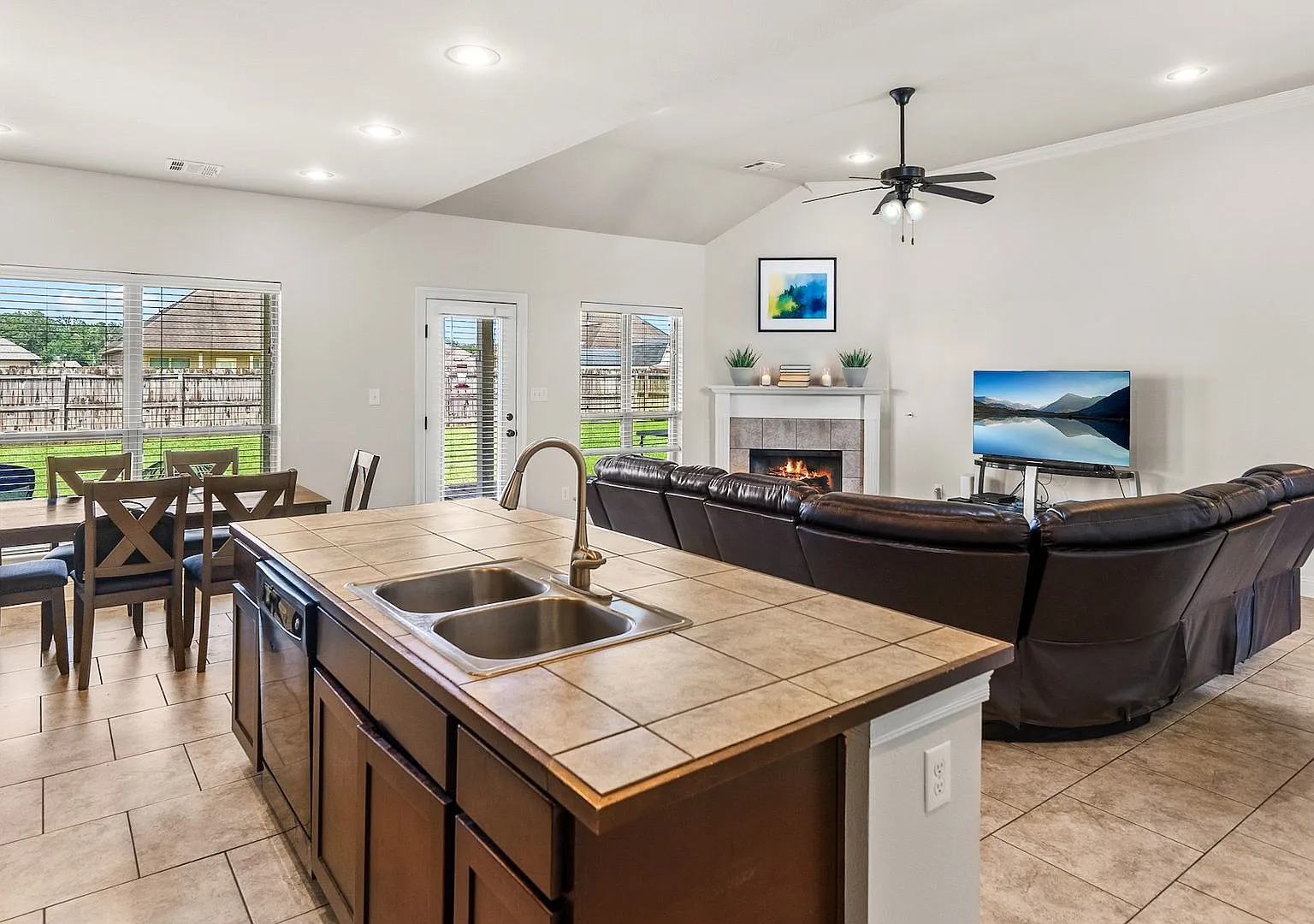 Charming 3BR/2BA Home in the Heart of Prairieville! — Photo 2