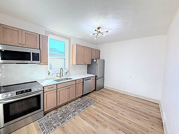 5th image of 142 Bennett St