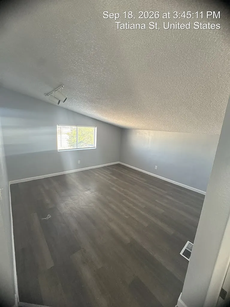 3 bed, 1276 sqft, $2,300 — Photo 4