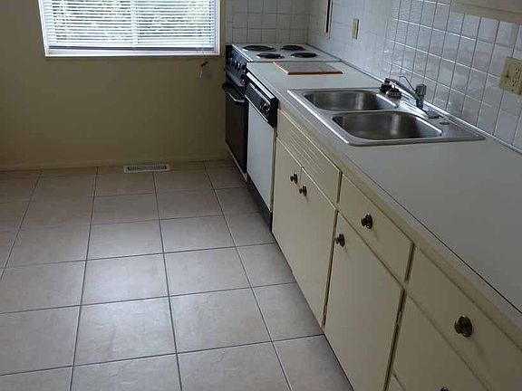 Eat in kitchen, tile, granite