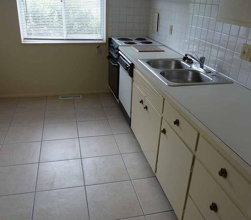 Eat in kitchen, tile, granite