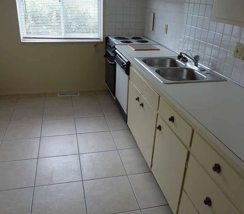 Eat in kitchen, tile, granite