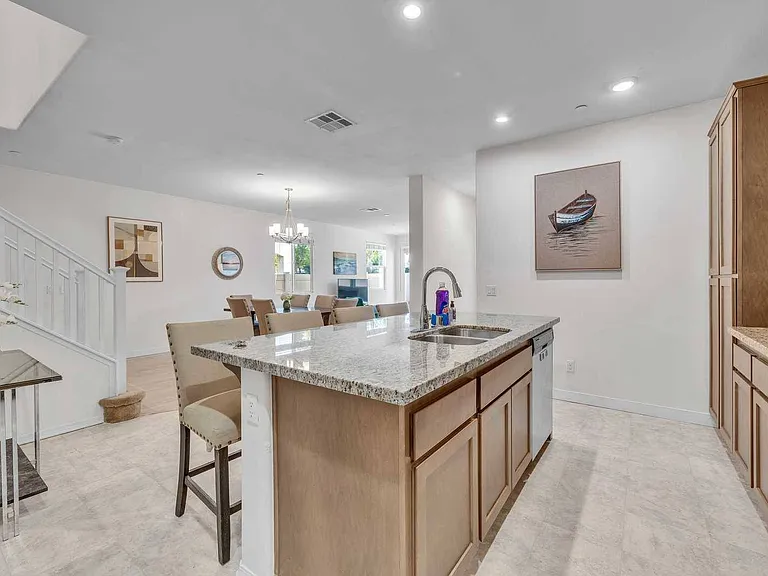 630 W Woodcrest St — Photo 50