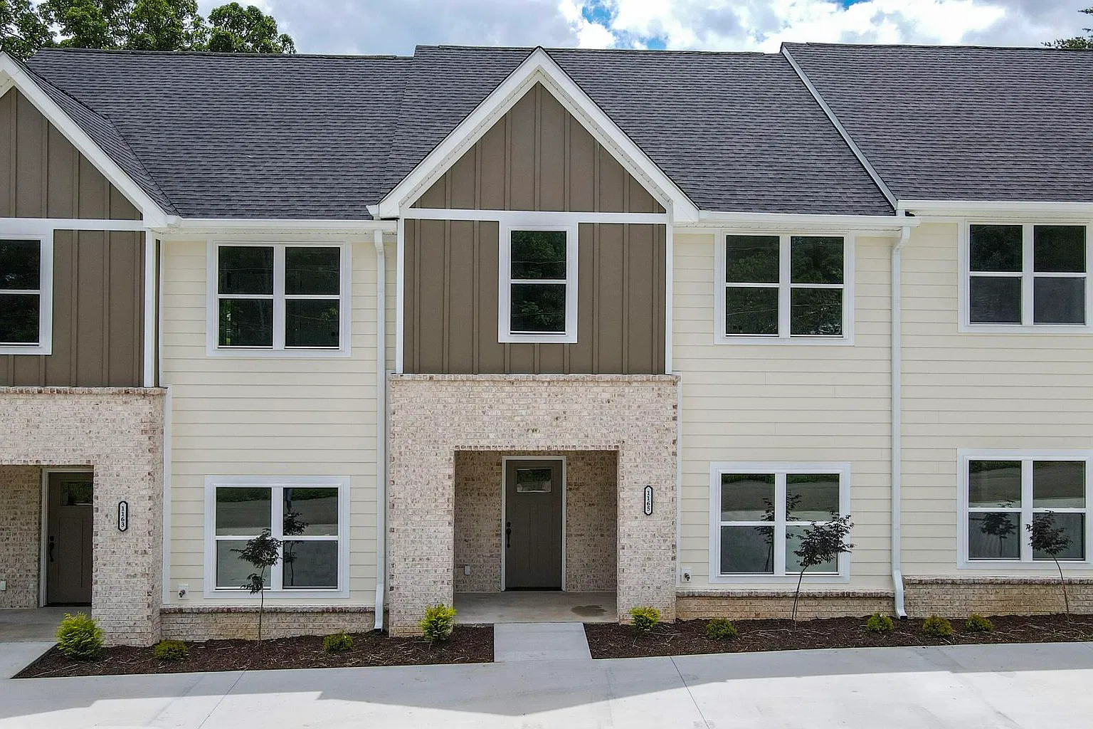 Luxurious 3 BR Townhouse — Photo 1