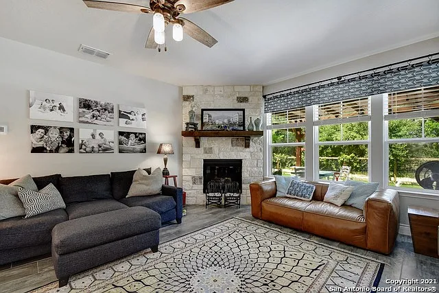 9113 Sunpool — Photo 4