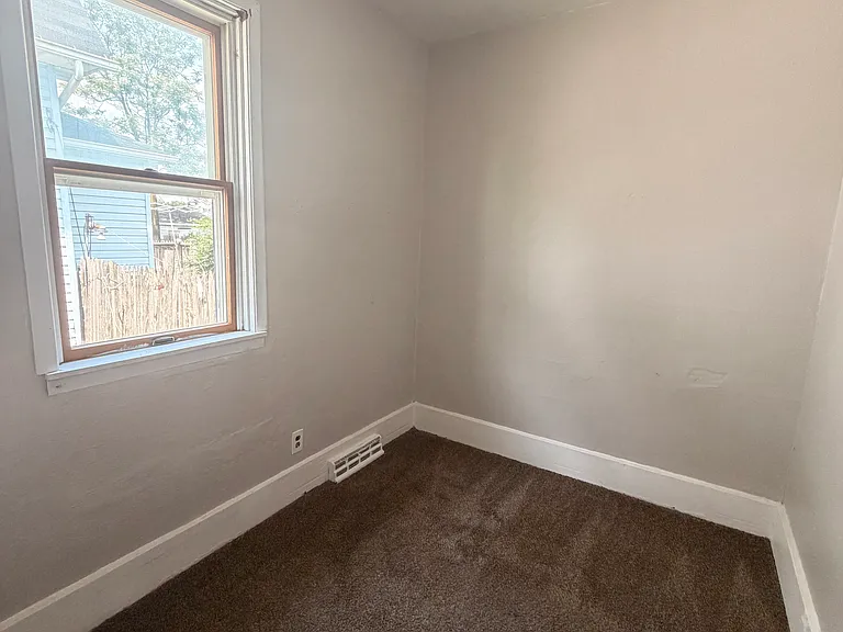 119 Whiting Ave — Photo 9