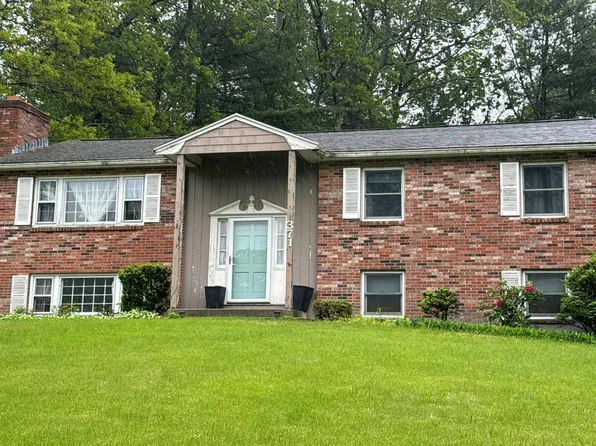 371 Coronation Dr, Franklin, MA 02038
