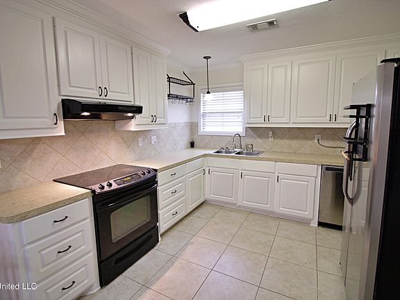 5th image of 101 Whispering Oaks Xing
