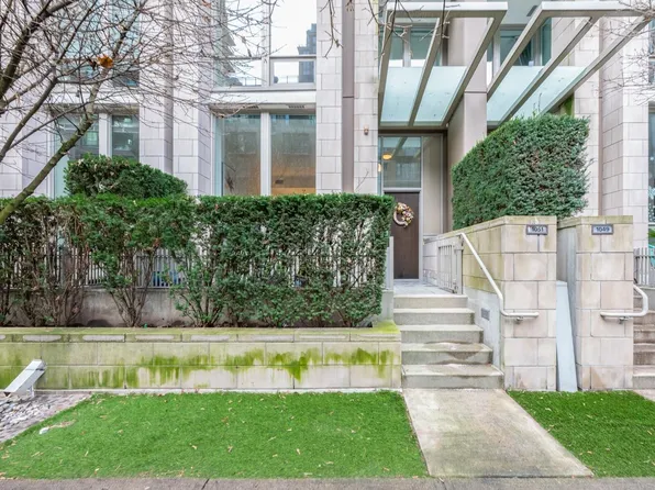 1051 Richards St, Vancouver, BC V6B 0C2