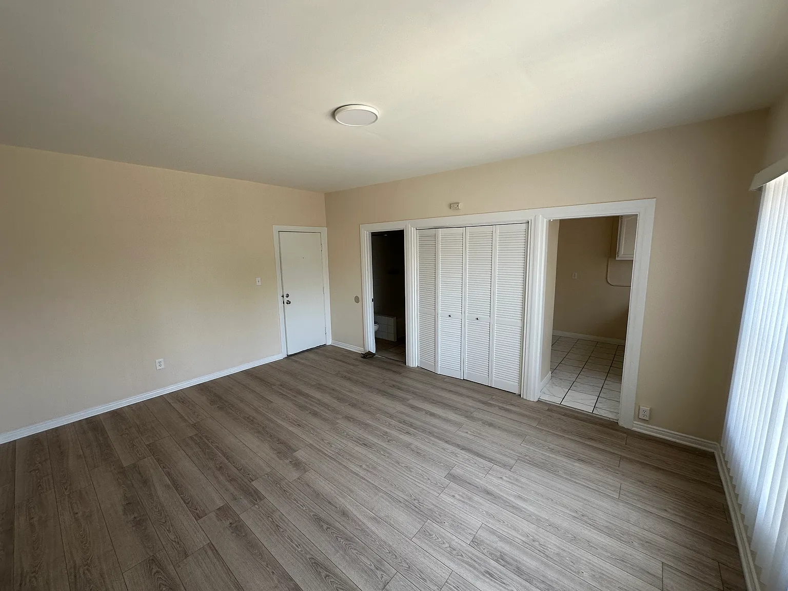 3846 S Grand Ave — Photo 3