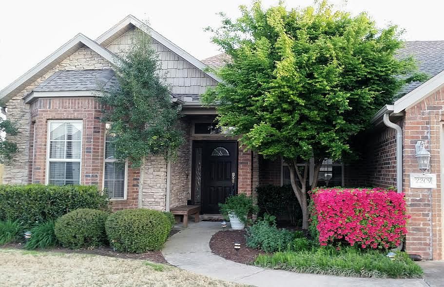 1st image of 2209 SW Pinoak Ave