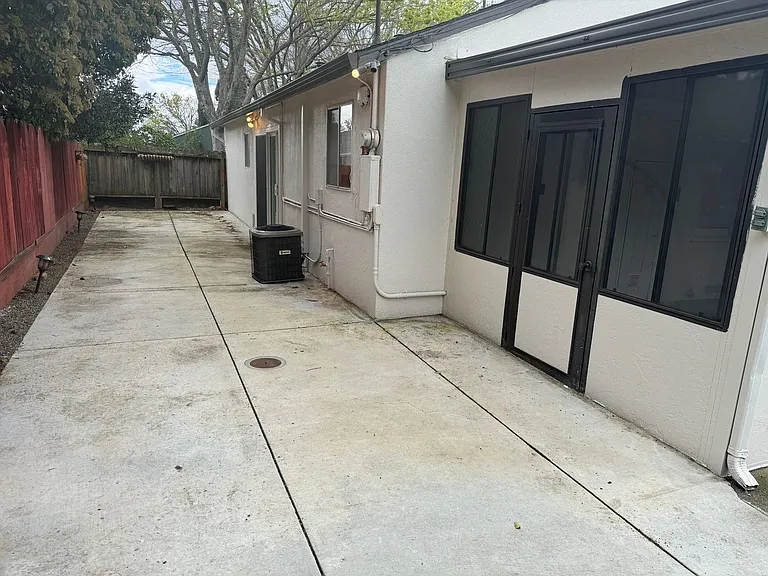 1400 Clay St — Photo 17