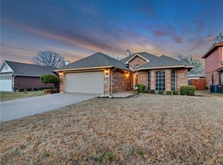 4912 Colonial Park Dr, Haltom City, TX 76117