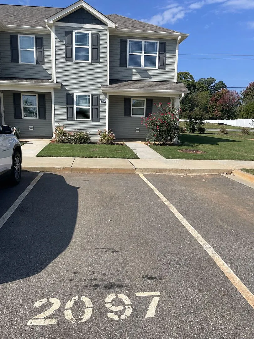 3 Bedroom 2.5 Bath Townhouse — Photo 3