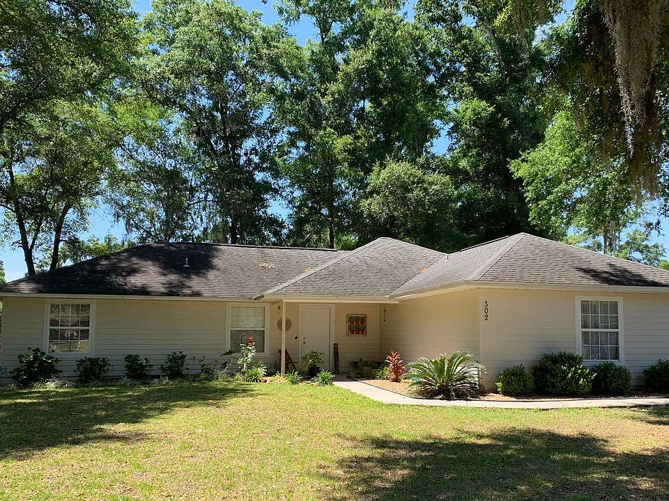 1st image of 302 SE Apache Way