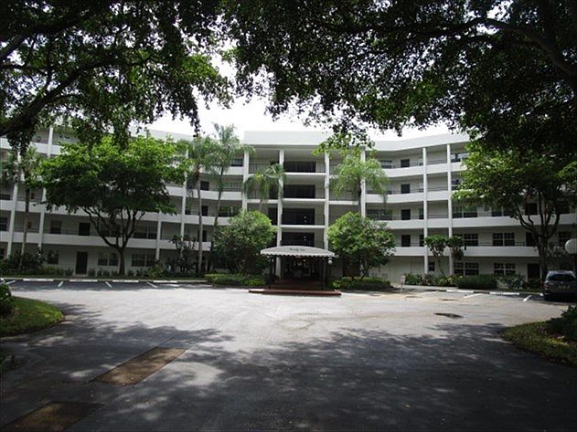 1st image of 3980 Oaks Clubhouse Dr APT 108