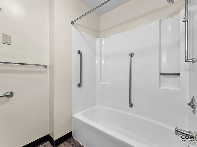 610 Gray St Apartments — Photo 40
