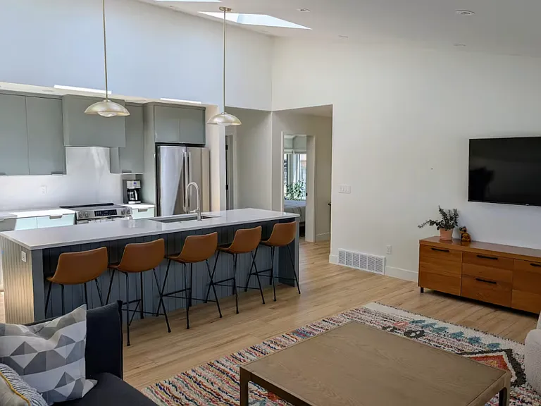 1025 S Lincoln St — Photo 8