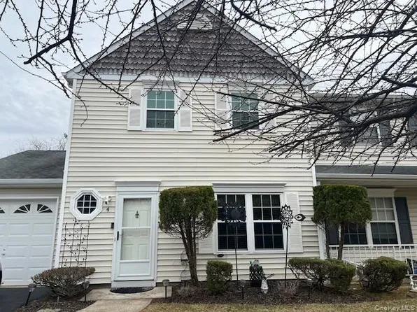 4 Fox Path, Coram, NY 11727