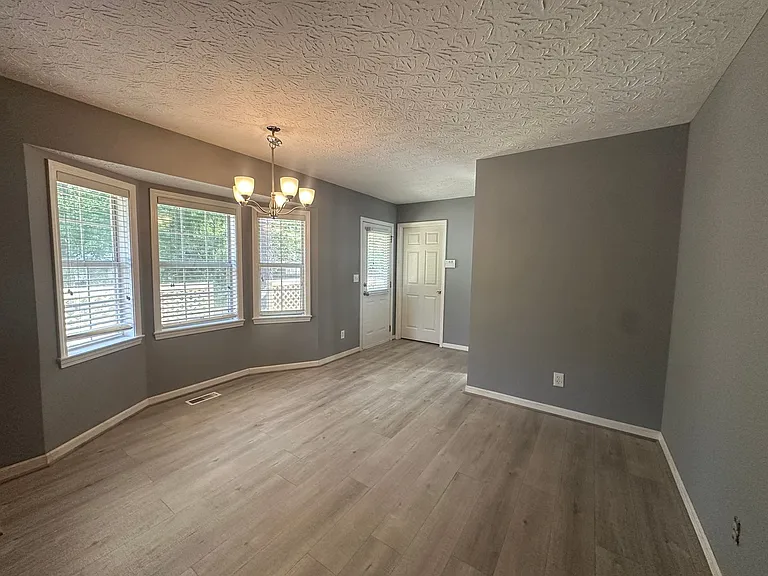 407 Southmoore Cir — Photo 10