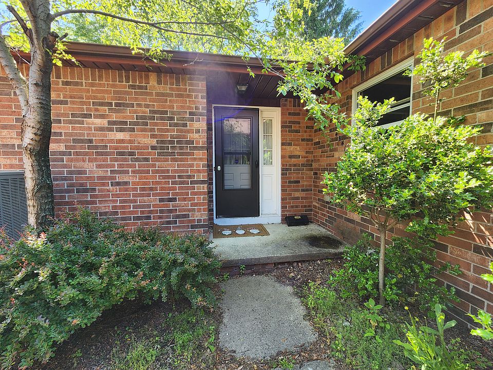 Private landscaped entrance with cement stoop