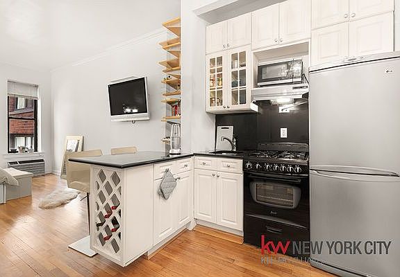 3rd image of 50 E End Ave Unit 50-2C
