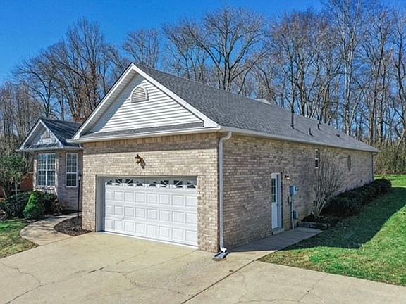 3rd image of 372 Woodlands Dr