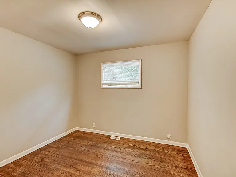 909 Winchester Dr — Photo 15