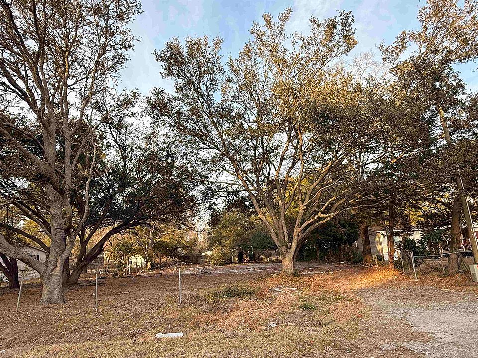 2nd image of 936 Woodwinds Dr.