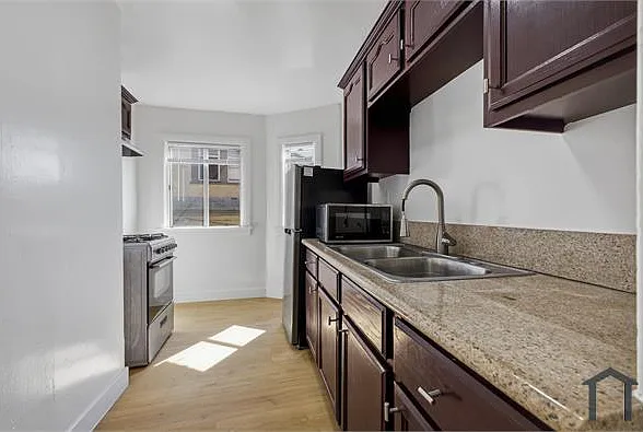 615 W 52nd St — Photo 5