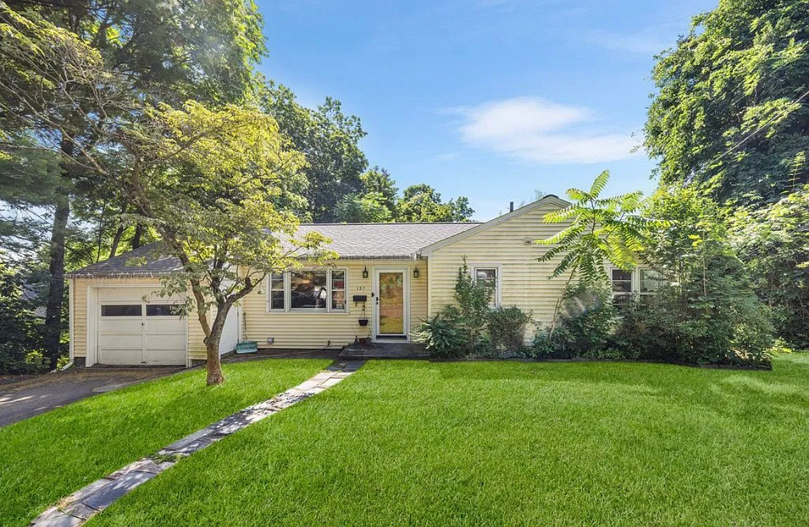187 Lakeview Avenue — Photo 1