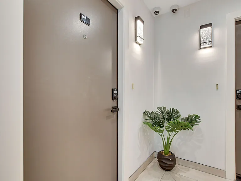 946 S Ridgeley Dr #101 — Photo 4