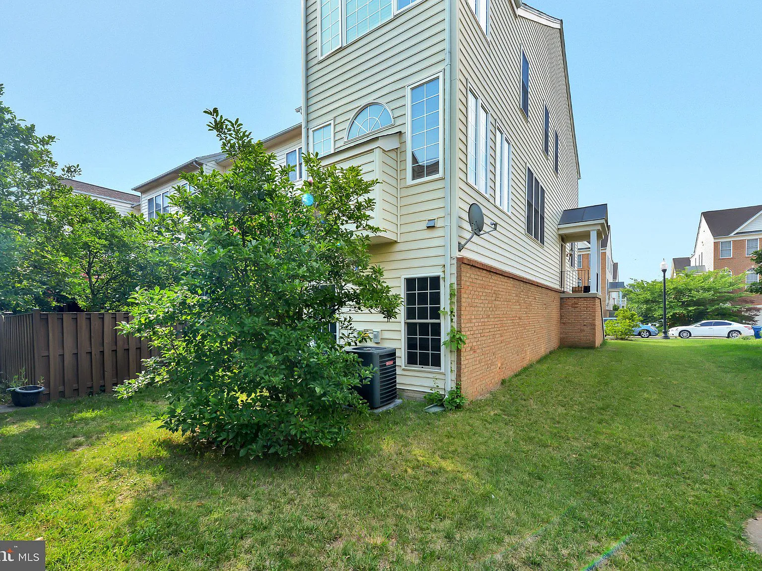 3 bed, 4.0 bath, 2944 sqft, $3,300 — Photo 3