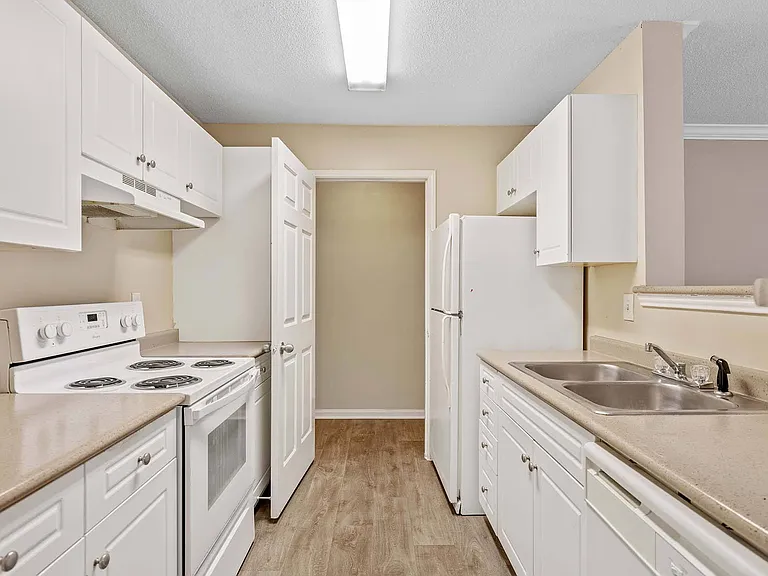 Alexander Crossing Apartments & Townhomes — Photo 11