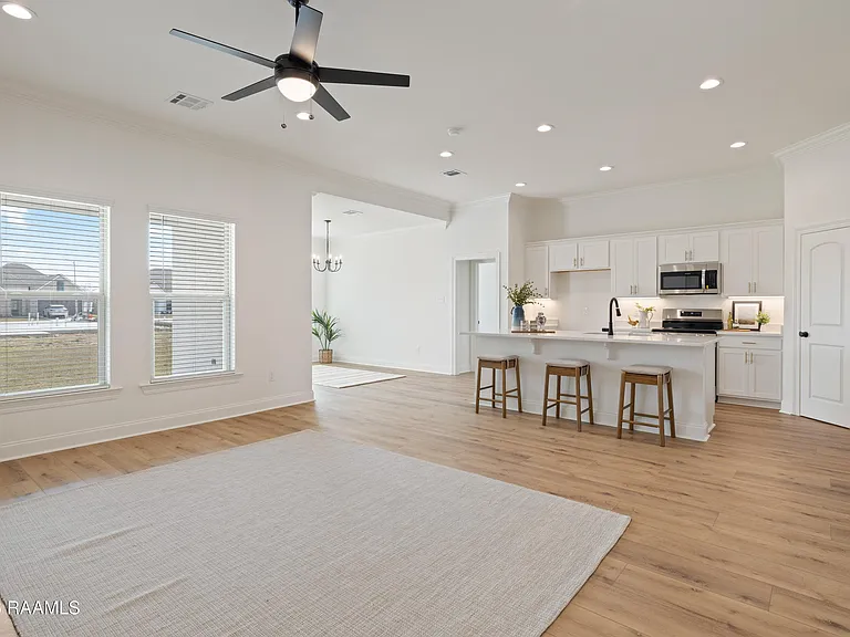 107 Lotus St — Photo 4