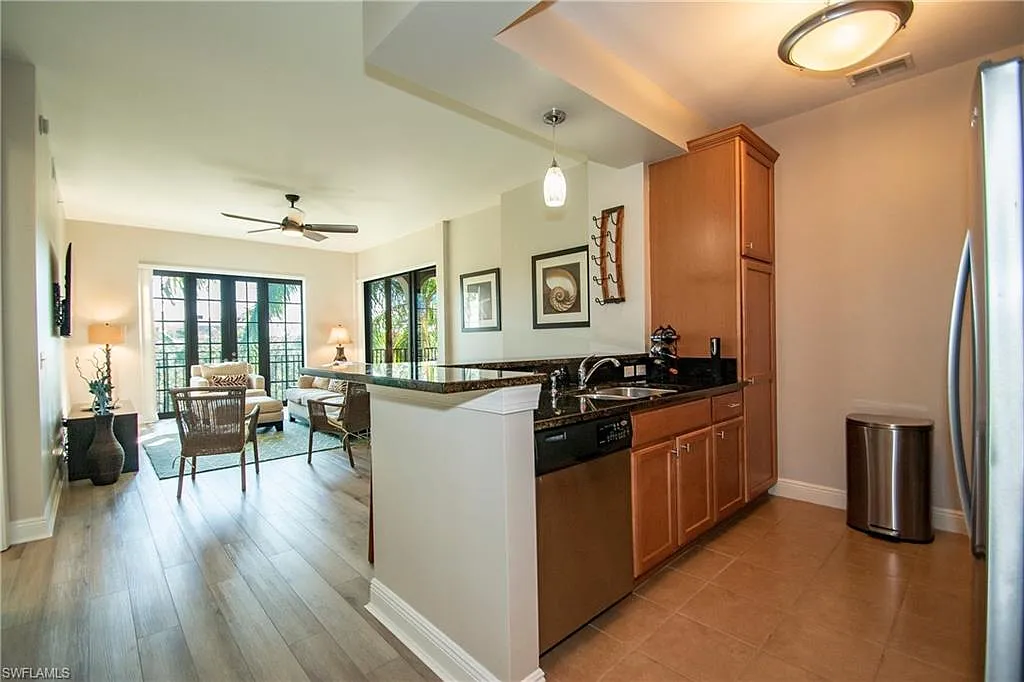 2 bed, 2.0 bath, 1380 sqft, $5,500 — Photo 2