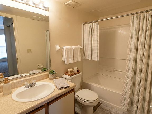 2nd image of 2913 E Hanna Ave #Beac70df2