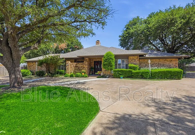 4856 Starcrest Ct — Photo 2