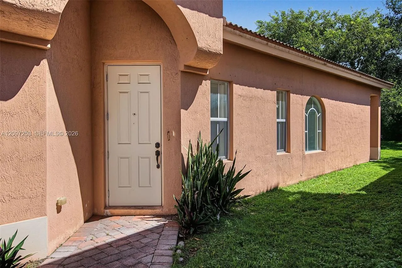 3 bed, 2.0 bath, 1262 sqft, $2,500 — Photo 4