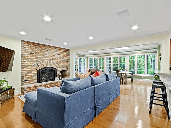 3rd image of 11924 Forest Dr