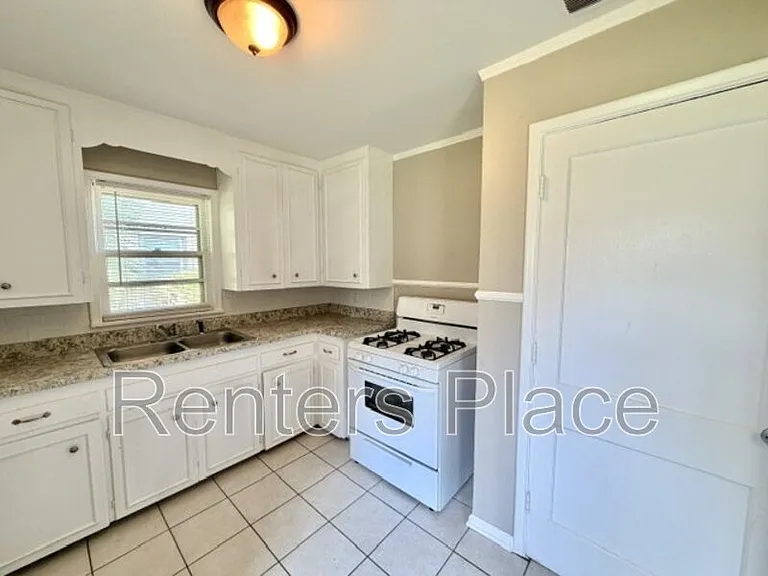 1428 E 52nd St — Photo 7